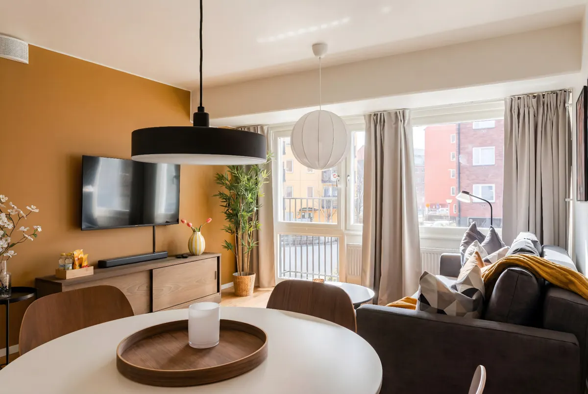 Ljus 1 rok företagslägenhet i Västerås med arbetsplats