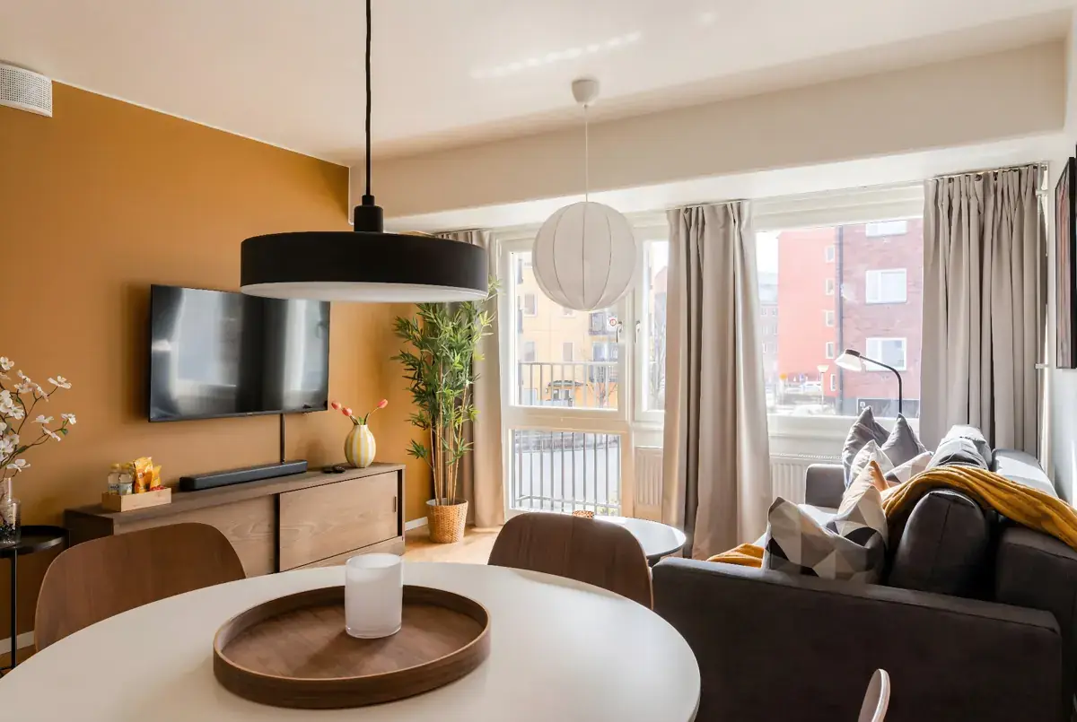 1 sovrum serviced apartment i Västerås — ljus sovrum med arbetsplats