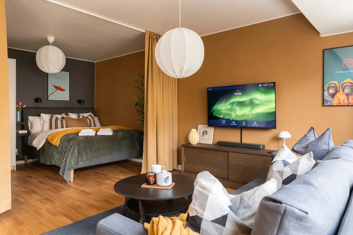 Ljust och möblerat vardagsrum i en Guestly Homes-lägenhet i Västerås